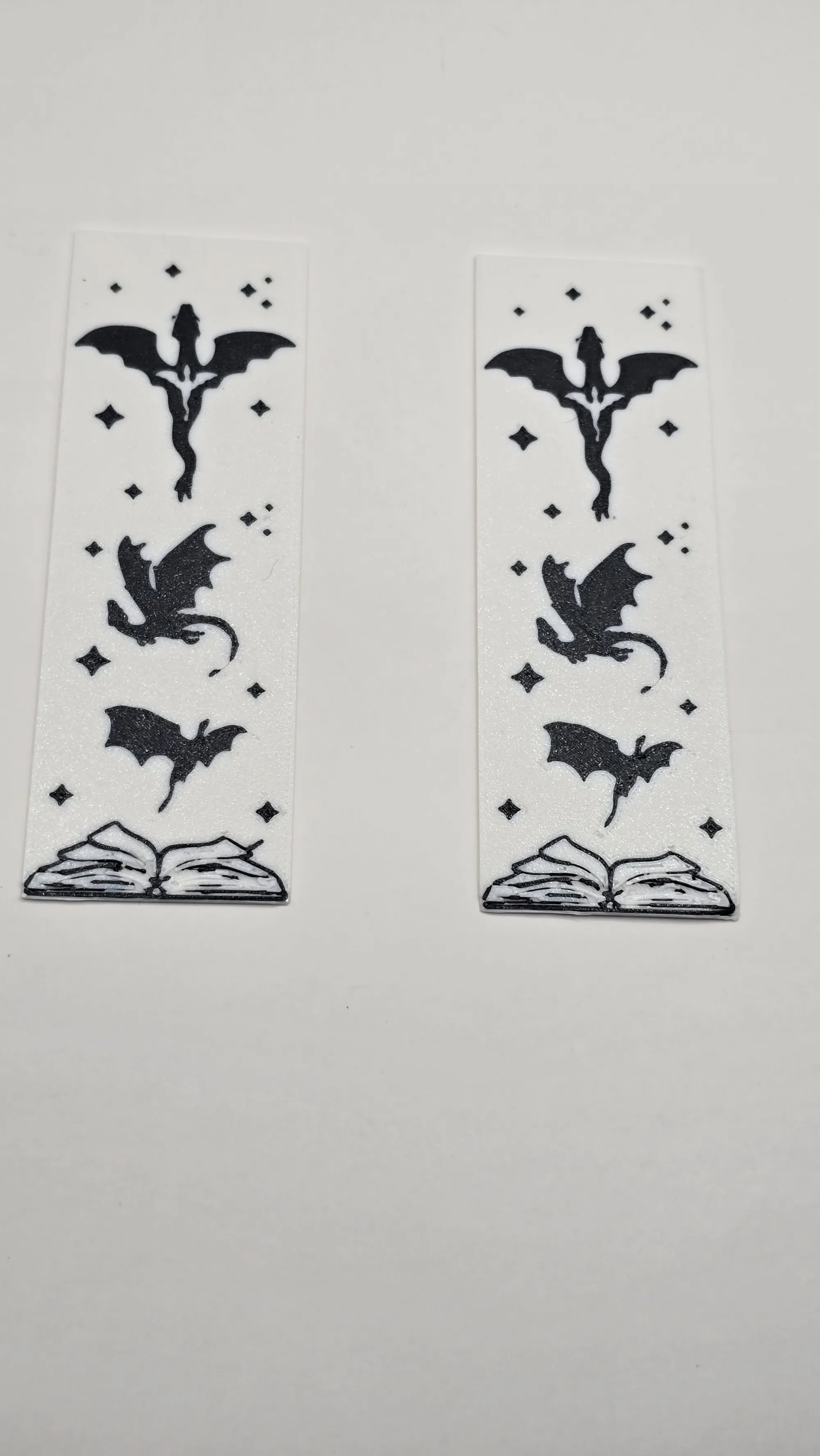 Semn de carte dragoni alb-negru